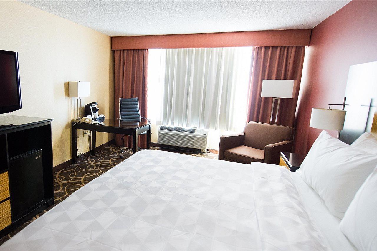 Holiday Inn Newark International Airport Exterior photo