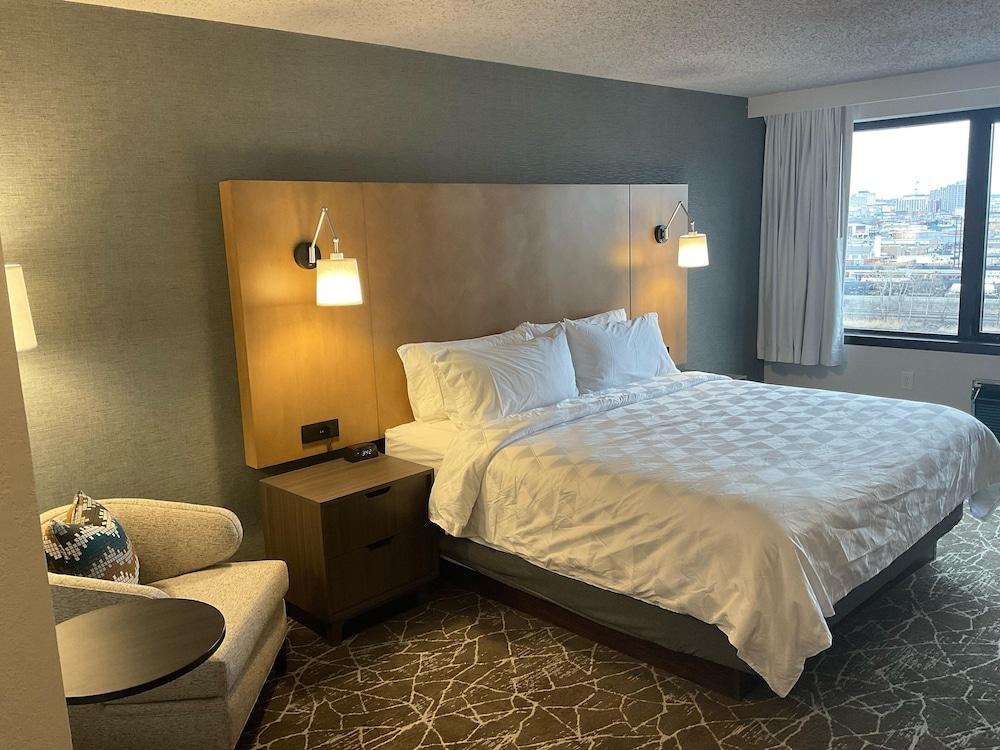 Holiday Inn Newark International Airport Exterior photo