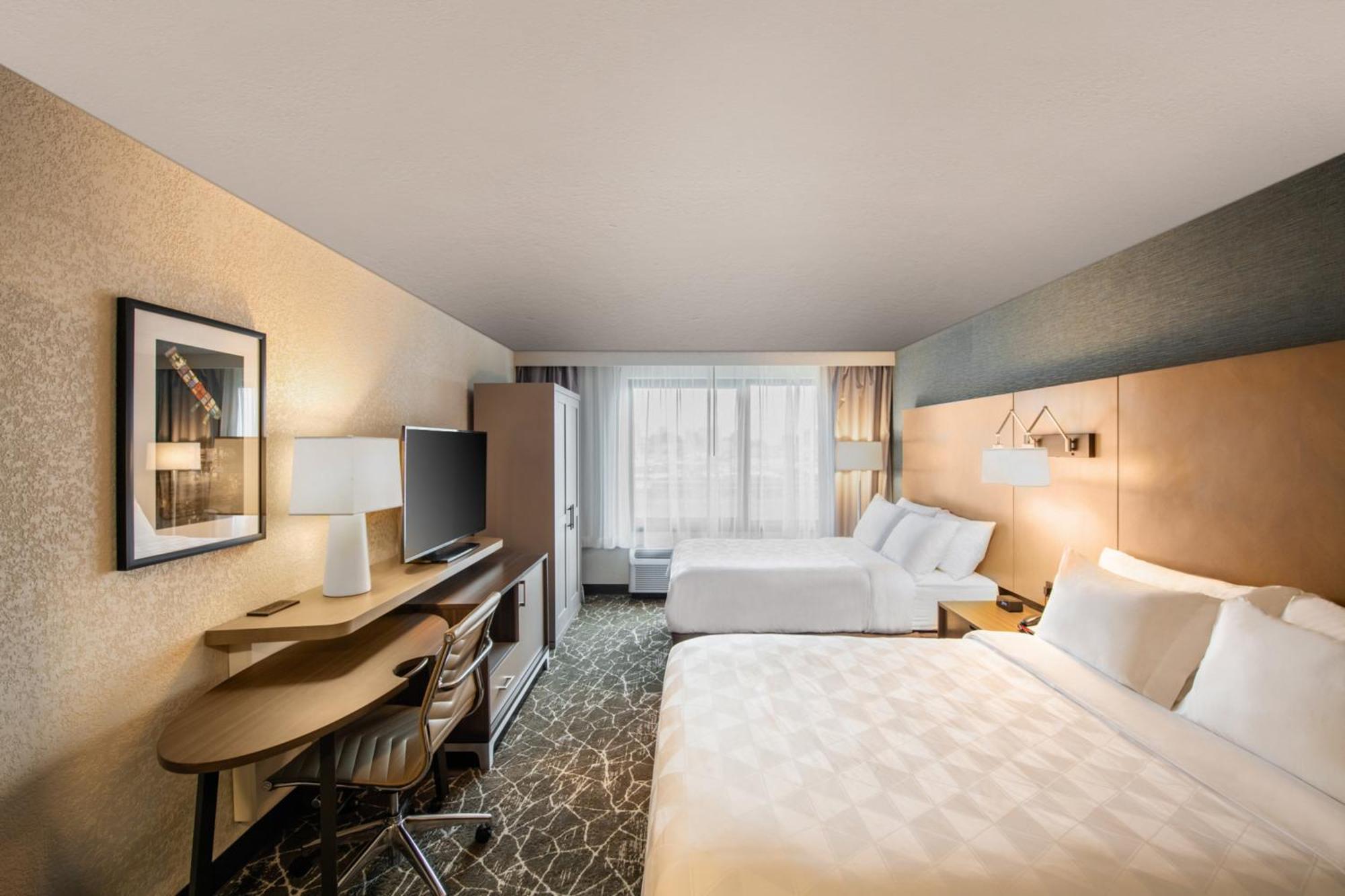 Holiday Inn Newark International Airport Exterior photo